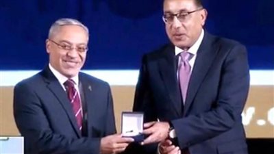 فى احتفالية جائزة مصر للتميز الحكومى.. مدبولي  يسلم رئيس جامعة طنطا جائزة المركز الثانى للمؤسسة المتميزة فى تقديم الخدمات الإلكترونية