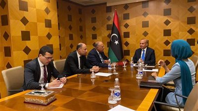 وزير الخارجية يُجري لقاءات مع رئيس المجلس الرئاسي الليبي ونائبيه