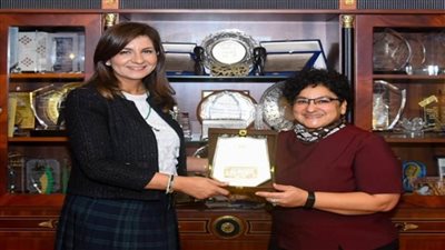 وزيرة الهجرة تستقبل فنانة مصرية بالخارج تعلم الألمان العامية المصرية منذ 20 عامًا (صور)