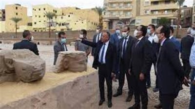 رئيس الوزراء يتفقد منطقة أعمال الحفائر والاكتشافات الأثرية بطريق الكباش | صور