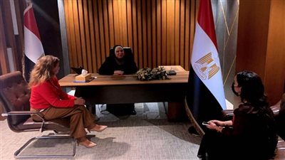 وزيرة التجارة تبحث مع مسئولي 