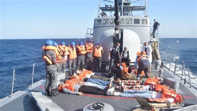 مركز البحث والإنقاذ الرئيسي للقوات المسلحة ينفذ التجربة (مصر-7) لمحاكاة إنقاذ عبارة غارقة (صور)