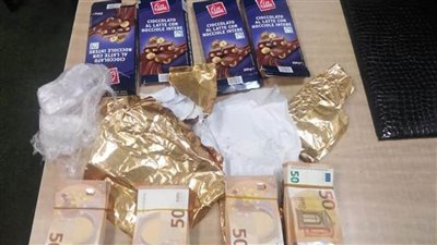 جمارك برج العرب تضبط محاولة تهريب 32 ألف يورو داخل علب شوكولاتة