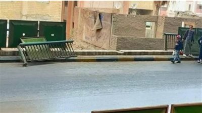 سقوط جزء من السور الحديدي لمحور صفط اللبن