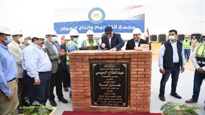 وزير البترول يضع حجر أساس مجمع التفحيم وإنتاج السولار بالسويس (صور)