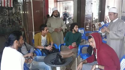 وعاظ الأزهر ينتشرون على المقاهي لحماية الشباب من الانتحار والإلحاد