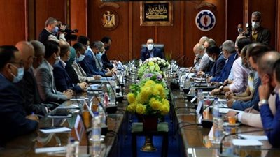 مدبولي يتفقد المشروعات التنموية والخدمية في السويس (صور)