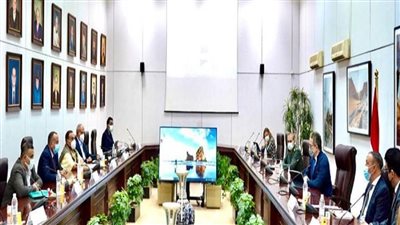 وزير السياحة يجتمع مع 