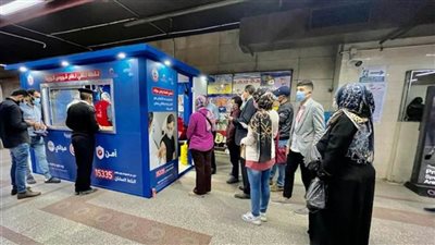 التطعيم فوري.. إقبال كثيف على أكشاك لقاحات كورونا بمحطة مترو السادات 