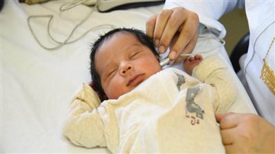 فحص مليوني و281 طفلًا بمبادرة علاج ضعف وفقدان السمع (صور)