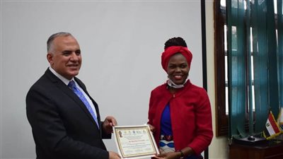 وزير الموارد المائية كرم (٢٢) من المتدربين الأفارقة يمثلون ١٧ دولة