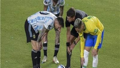 إيقاف حكم مباراة الأرجنتين والبرازيل في تصفيات المونديال