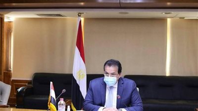 د. خالد عبدالغفار يستعرض تقريرًا عن أنشطة معهد بحوث البترول المصري