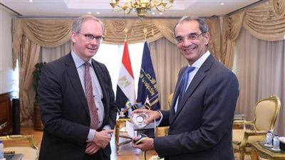 وزير الاتصالات يبحث مع سفير السويد بالقاهرة التعاون في مجالات الذكاء الاصطناعي (صور)