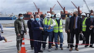 وزير النقل يتفقد مواقع العمل بمحطة تحيا مصر بميناء الإسكندرية (صور)