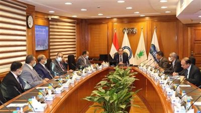 وزير البترول يتفقد مركز التحكم بالشبكة القومية للغاز الطبيعي (صور)