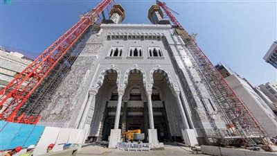 تكثيف الأعمال الإنشائية لست منارات بالمسجد الحرام والإنجاز يصل (90%)