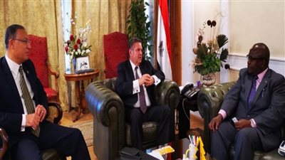 وزير قطاع الأعمال العام يبحث مع سفير زامبيا بالقاهرة فرص التعاون المشترك (صور)