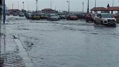 أمطار غزيرة على أحياء الإسكندرية وتعطل حركة المرور على الكورنيش.. صور