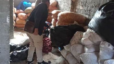 ضبط مخزن بير سلم لتخزين المواد الغذائية بالصف في الجيزة