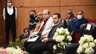 محافظ بورسعيد يتابع مستجدات العمل في مشروعات تطوير ورفع كفاءة الطرق بالمحافظة