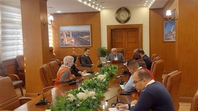 محافظ بورسعيد يلتقي رؤساء الأحياء بالمحافظة