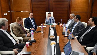 وزير الرياضة يبحث مع عدد من المستثمرين آليات التشغيل وفرص الاستثمار في مجموعة من المنشآت