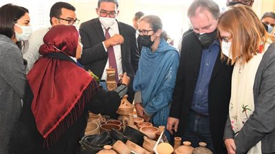 محافظ قنا ووفد وزارة التنمية المحلية يتفقدوا معرض المنتجات الحرفية والتراثية بالمنطقة الصناعية بقفط  