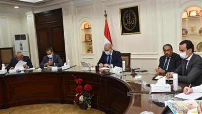 وزير الإسكان يتابع سير العمل بمنطقة الأعمال المركزية في العاصمة الإدارية الجديدة (صور)
