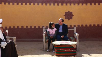 حوار من القلب بين الرئيس وطفلة فى غرب أسوان