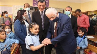 وزير التعليم يتفقد سير العملية التعليمية بمدرسة وادي الملكات الابتدائية في الأقصر (صور)