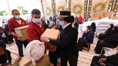 «الداخلية» توزع مساعدات عينية على متضرري السيول في أسوان 