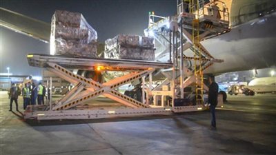 عاجل | د. خالد عبدالغفار يعلن استقبال 3 ملايين و890 ألف جرعة من لقاح «فايزر» بمطار القاهرة الدولي (صور)