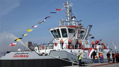 وزير النقل يرفع العلم على أحدث ثلاث قاطرات بحرية جديدة بميناء دمياط (صور)