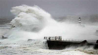 بالصور..آلاف البريطانيين يواجهون الليلة الرابعة دون كهرباء بسبب العاصفة أروين