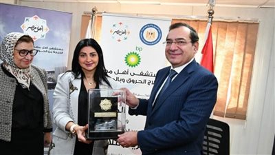 وزير البترول يزور مستشفى أهل مصر لعلاج مصابي الحروق بالمجان (صور)