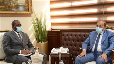 وزير التنمية المحلية يلتقي وفد كاميروني لاستكمال مباحثات التعاون المشترك بين البلدين