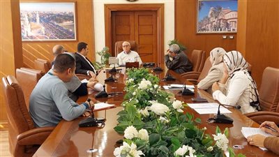 محافظ بورسعيد يتابع آخر مستجدات العمل بعدد من إدارات الديوان العام