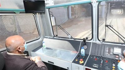 تمهيدًا للتشغيل التجريبي.. وزير النقل يتابع الأعمال الإنشائية للقطار الكهربائي الخفيف (صور)