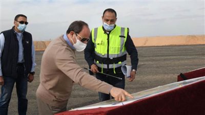 الرئيس السيسي يتفقد مشروعات شبكة الطرق والمحور الموازى لطريق القاهرة/السويس
