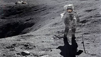 أمريكى يبيع القمر وبريطانية تزعم ملكية الشمسانا