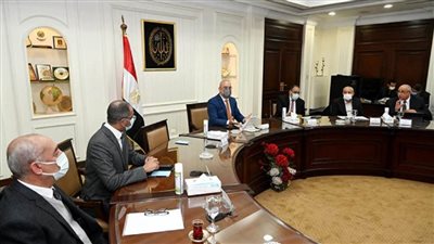 وزير الإسكان يتابع الموقف التنفيذي لمشروعات 