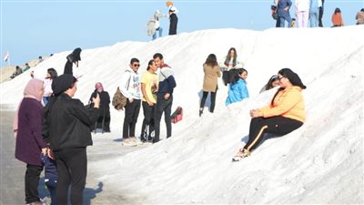 جبال الملح في بورفؤاد مزار سياحي لهواة التزحلق (صور)