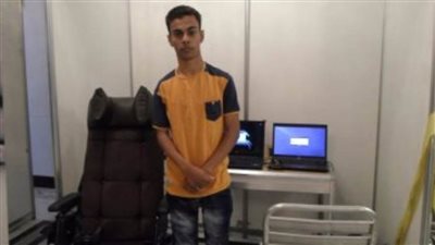 شاب يخترع كرسى متحرك يعمل بإشارات الرأس ويحقق حلم مرضى الشلل الرباعى