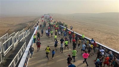 أهرامات الجيزة تستضيف سباق نصف ماراثون رياضي (صور)