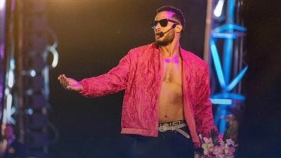 محمد رمضان يقبل يد معجبة في آخر حفلاته الغنائية | فيديو 