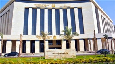 وزيرة التجارة تتفقد مقر الوزارة بالحي الحكومي وتستعرض الترتيبات النهائية لانتقال الموظفين (صور)