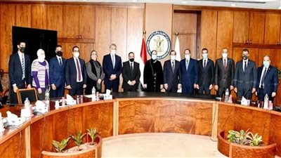 «البترول» و«تنمية المشروعات» يوقعان عقدين لتمويل عمل السيارات بالغاز (صور)