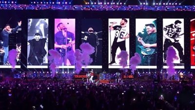 بالصور.. تامر حسنى يقدم تقنية الهولوجرام العالمية لأول مرة على مسرح بمساحة 70 متر بحفله الأضخم فى جامعة مصر للعلوم والتكنولوجيا