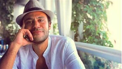 الفنان محمد عادل إمام يتهم مسئول صفحته على فيسبوك بابتزازه